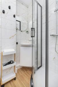 Sloneczny Apartament z Pieknym Widokiem Balkon & Parking by Noclegi Renters