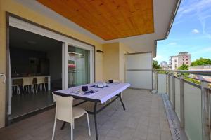 Coastal flat with spacious balcony