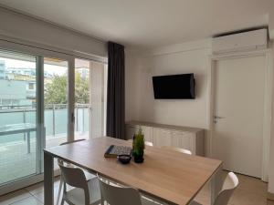 Beachside flat with spacious balcony