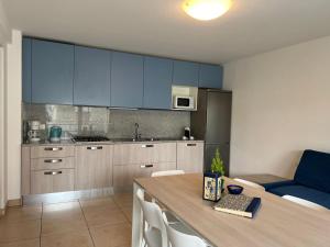 Beachside flat with spacious balcony
