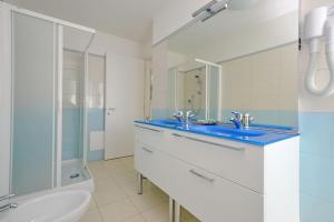 Beachside flat with spacious balcony