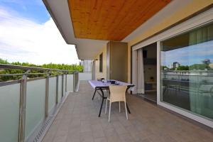 Beachside flat with spacious balcony