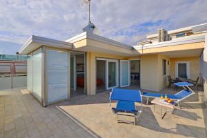 Penthouse with rooftop terrace and sea views