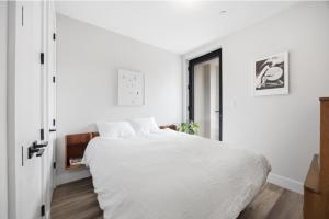 Modern Brooklyn Retreat w Balcony and City Views