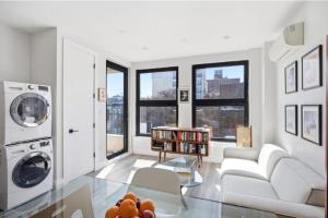 Modern Brooklyn Retreat w Balcony and City Views