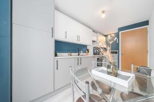 Cosy 2-Bed Apartment Central Edinburgh Sleeps 4