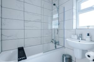 NEW Neat 4BR House, Pool Table, Free Parking