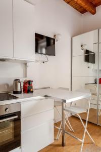 Elegant Oasis 10 min Central Station with Balcony e WIFI near M1 Rovereto