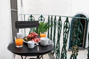Historic Center Loft - 5min to Colosseum, 300mt to Metro, Pvt Balcony, A-C