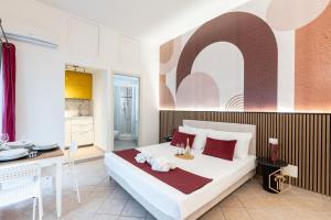 Historic Center Loft - 5min to Colosseum, 300mt to Metro, Pvt Balcony, A-C
