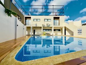Suite Escape Mactan , condo with balcony near Mactan Newtown and Mactan Airport