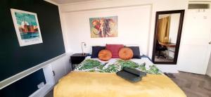 Spacious King Room near Victoria - Zone 1