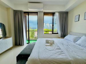 Suite Escape Mactan , condo with balcony near Mactan Newtown and Mactan Airport