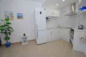 Benal Beach Spacious 1 Bedroom with Year-Round H