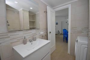 Benal Beach Spacious 1 Bedroom with Year-Round H
