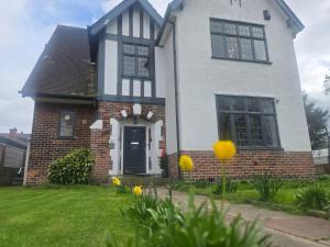 Charming Tudor Cottage White House Free Wifi Manchester