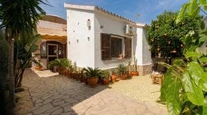 Casa el Montcel, a unique chalet with roofterrace and shared pool