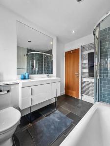 Executive 4BR House Canary Wharf , Private Parking & Garden , E14