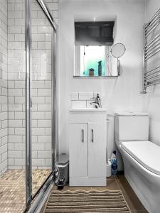 Executive 4BR House Canary Wharf , Private Parking & Garden , E14