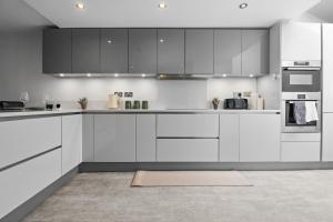 Executive 4BR House Canary Wharf , Private Parking & Garden , E14