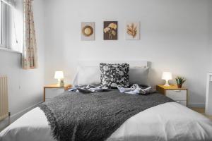 Executive 4BR House Canary Wharf , Private Parking & Garden , E14