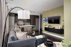 Luxury 3BR 2BA for 8 with Parking and Stunning Skyview!