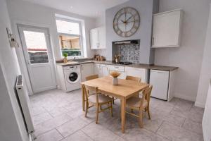 Modern 2BR Near Pavilion Gardens, Buxton