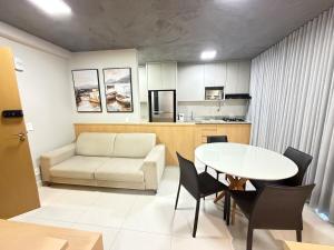 Super completo! Ar split nos 3 quartos e na sala! Ao lado do Shopping Center modas, a poucos passos da 44 e da Rodoviária!