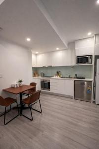 Chippendale unit with parking, walk to USYD and station