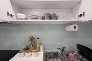 Chippendale unit with parking, walk to USYD and station