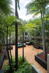 Chippendale unit with parking, walk to USYD and station