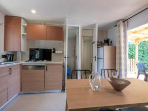 Mobil-home avec terrasse - 6 pers. - API-1-52-2132
