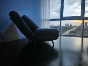 Smart Plaza Modern Urban Apartment - Світла квартира з вражаючим видом біля метро