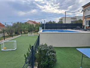 Luxury apartment&heated pool&football court&childrens playground