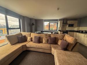 Modern Central Apartment with Views of the Quayside Sleep 6 Free Parking