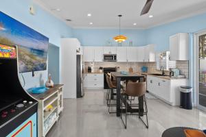 Turtle Tracks - 1 Block to Beach! Pool by Anna Maria Life Vacation Rentals