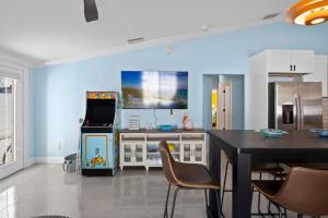 Turtle Tracks - 1 Block to Beach! Pool by Anna Maria Life Vacation Rentals