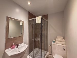 Modern 3 Bedroom Quayside Apartment RIVER VIEWS - Sleeps 6 Free Parking