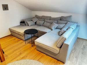 Moderne Wohnung mit Balkon auf dem Bauernhof