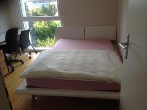 Private room in new apartment, Bouchet It takes ten minutes to go to the airport by bus