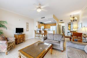 Lovely lakefront condo with lake view, kitchen, pool & hot tub near attractions