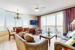 Lakefront condo with lake views, WiFi, central AC, pool, & hot tub — near Disney