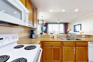 Lakefront condo with lake views, WiFi, central AC, pool, & hot tub — near Disney