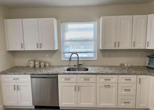 Coastal Retreat 3Bedroom 2 bathroom Beach Condo Steps to Boardwalk Parking Beach badges