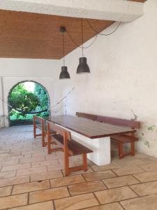 Villa rustica sul lago con piscina e molo privato