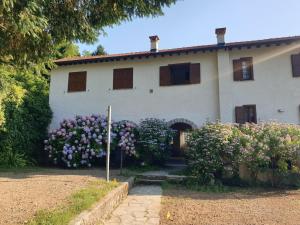 Villa rustica sul lago con piscina e molo privato