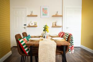 City centre, street parking, cathedral, castle 3 Bedroom House