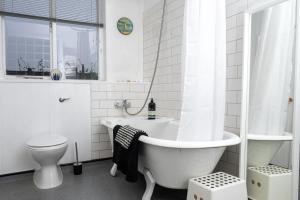 Artistic 1BDR townhome in central Brighton