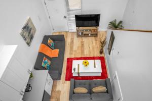 Chic 2 Levlel Loft with Balcony and Parking