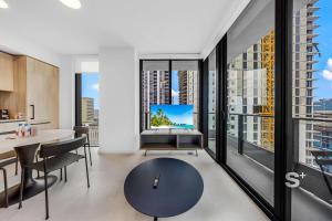 Luxe & Chic 1-BR - Private Balcony & Sea View
